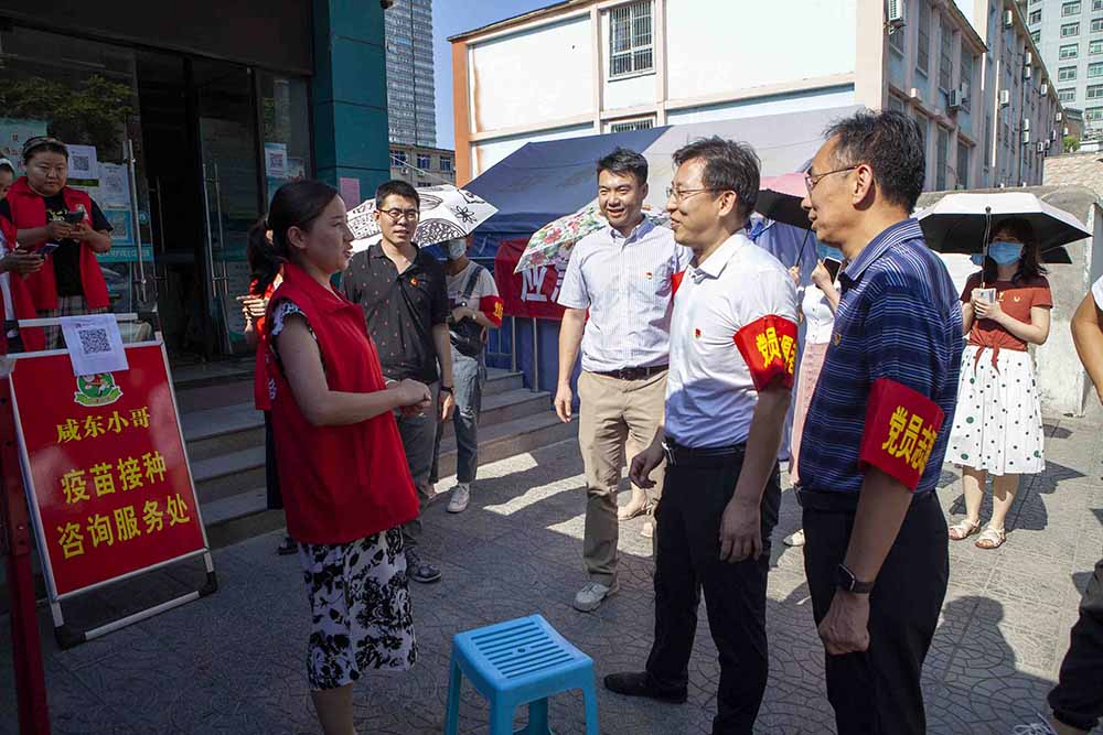 2黨史學習教育進行時丨職能管理二支部與咸寧社區(qū)開展企社共建抗疫長城志愿活動